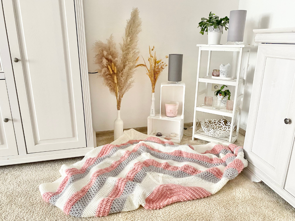 Blog-Inhaltsbild für '14. Herzensdiamanten von Wolldiamant: Herzensdiamantkuscheldecke- Ein Stück Geborgenheit – Masche für Masche'