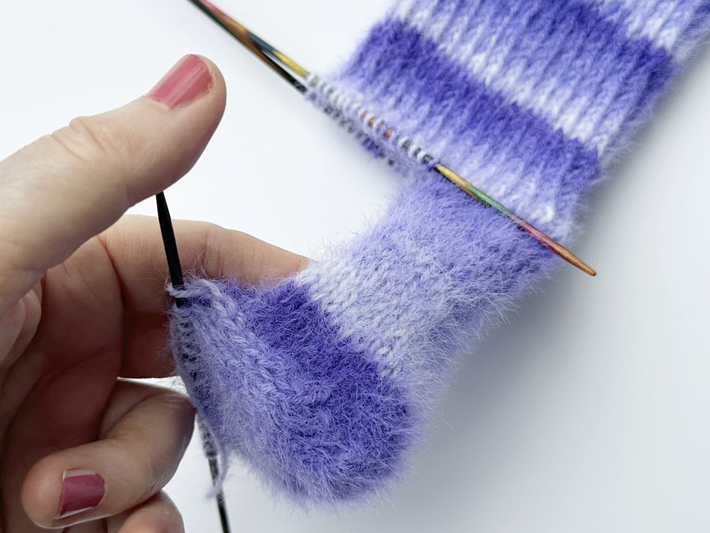 Blog-Inhaltsbild für 'Kuschelweiche Flauschsocken stricken'