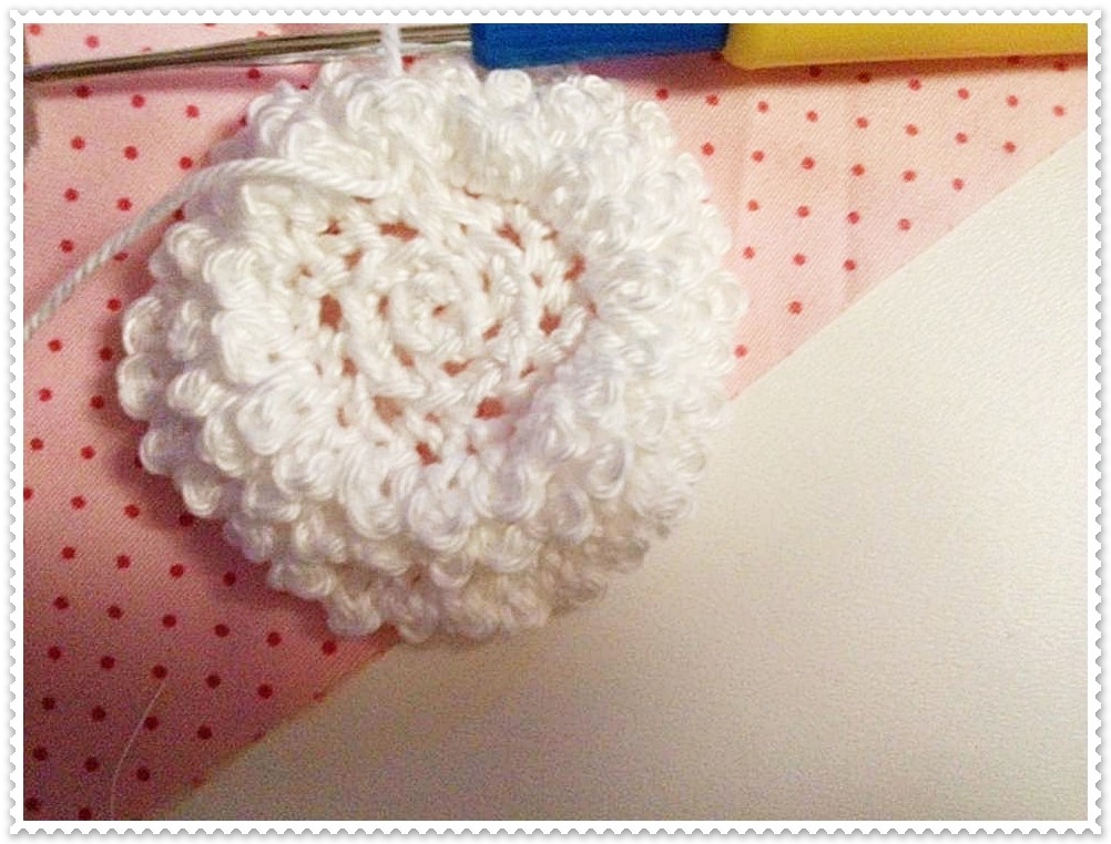 Blog-Inhaltsbild für 'Herzanhänger aus Stoff mit Häkelblüte'