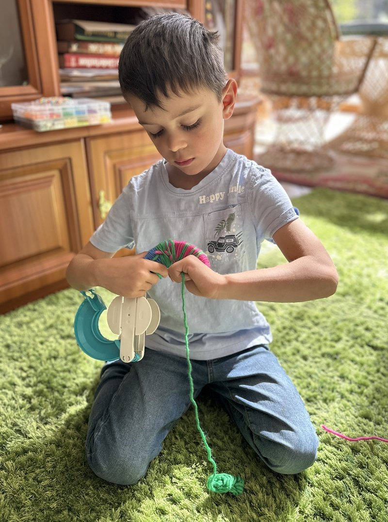 Blog-Inhaltsbild für 'Basteln mit Kindern: Spielbälle aus Filzwollresten fertigen'