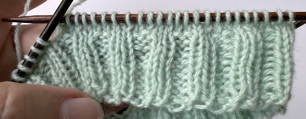 Blog-Inhaltsbild für 'Strickanleitung Babymützen in zeitlosem Design'