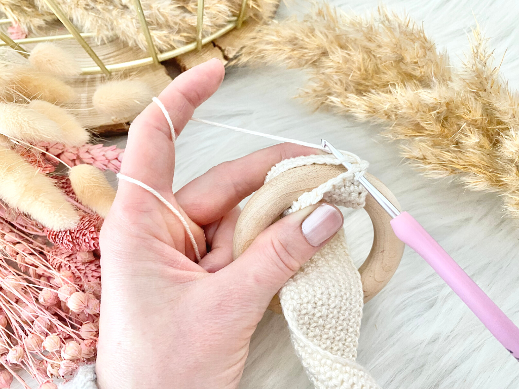 Blog-Inhaltsbild für 'Niedlicher Greifring, kostenlose Häkelanleitung'