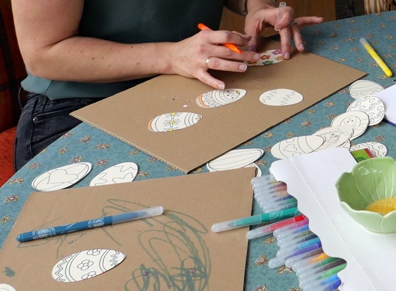 Blog-Inhaltsbild für 'Basteln mit Kindern: Wir basteln Türkränze aus Papier und Pappe'