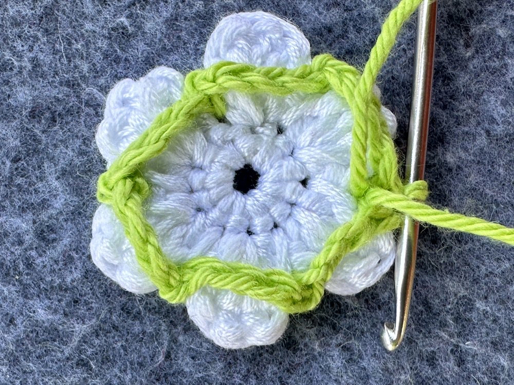 Blog-Inhaltsbild für '3D-Blüte - Schnell aus Garnresten gehäkelt'