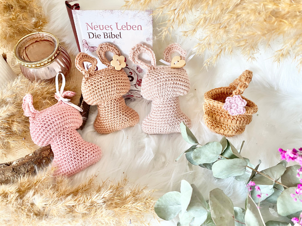 Blog-Inhaltsbild für '11. Herzensdiamant von Wolldiamant: Der Minihase mit seinem Körbchen– Kleine Schritte, große Abenteuer'