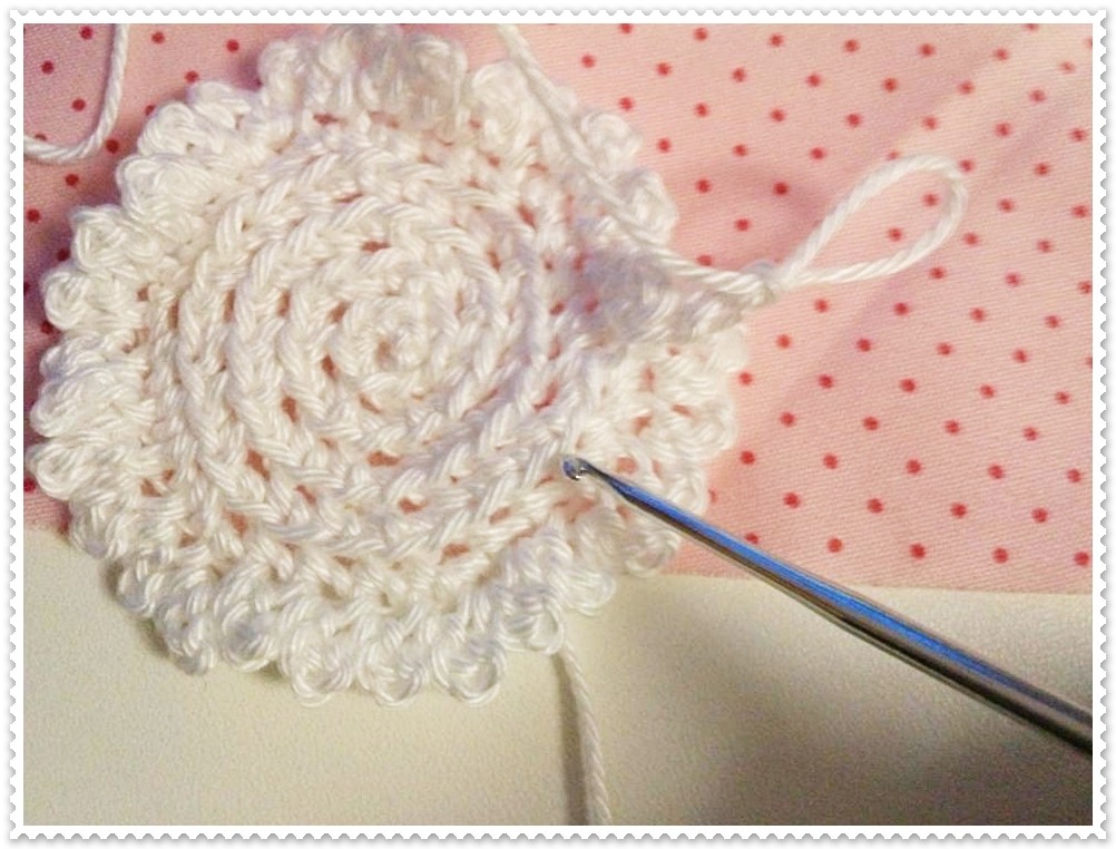 Blog-Inhaltsbild für 'Herzanhänger aus Stoff mit Häkelblüte'