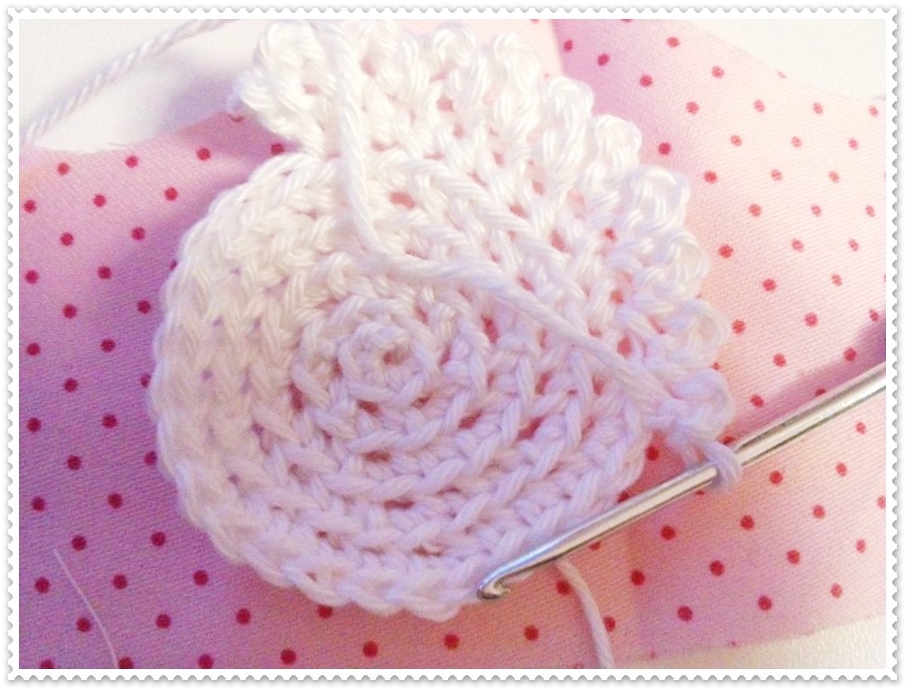 Blog-Inhaltsbild für 'Herzanhänger aus Stoff mit Häkelblüte'