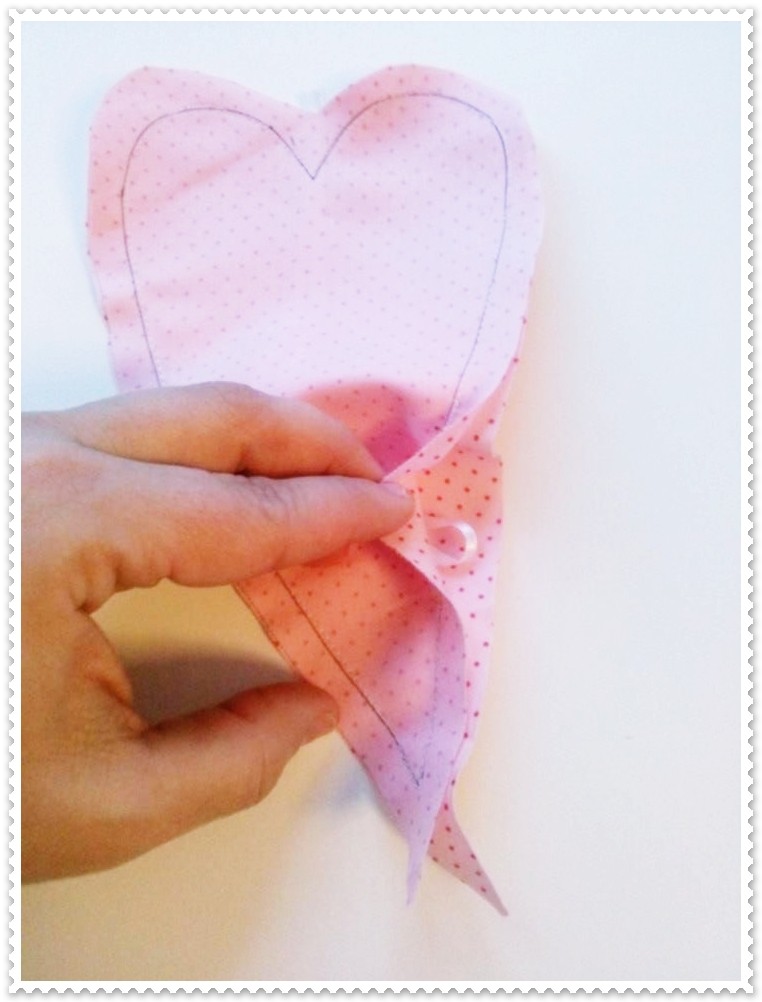 Blog-Inhaltsbild für 'Herzanhänger aus Stoff mit Häkelblüte'