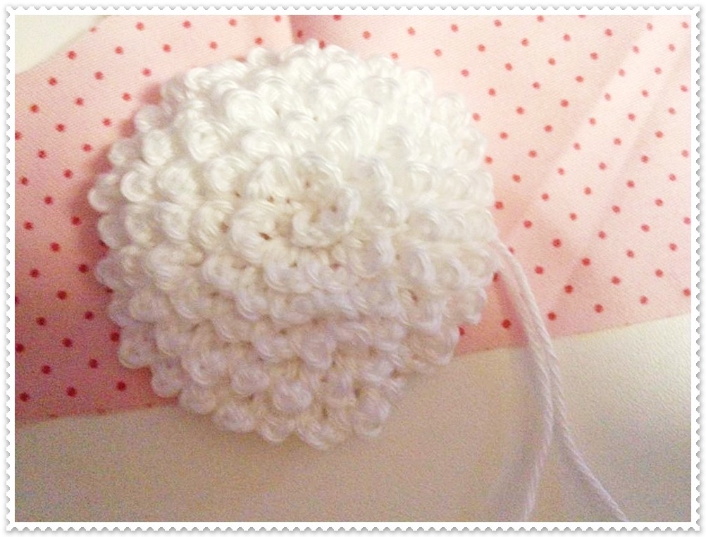 Blog-Inhaltsbild für 'Herzanhänger aus Stoff mit Häkelblüte'