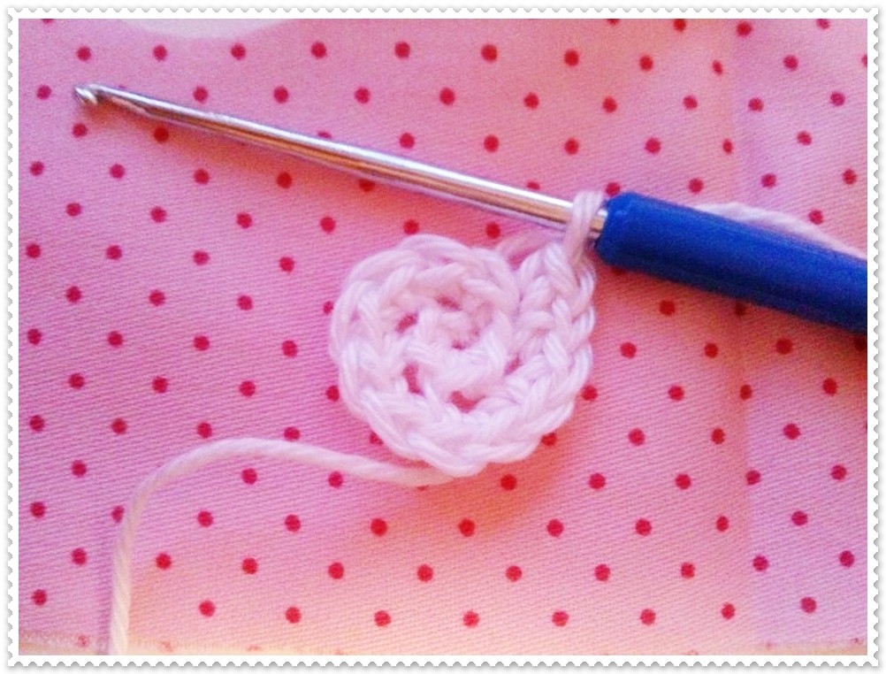 Blog-Inhaltsbild für 'Herzanhänger aus Stoff mit Häkelblüte'