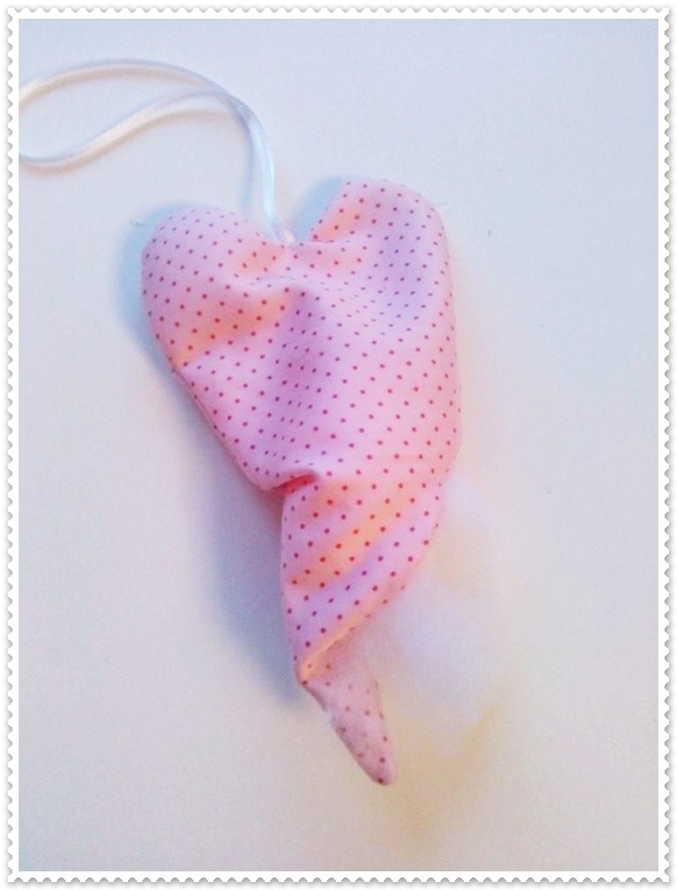 Blog-Inhaltsbild für 'Herzanhänger aus Stoff mit Häkelblüte'