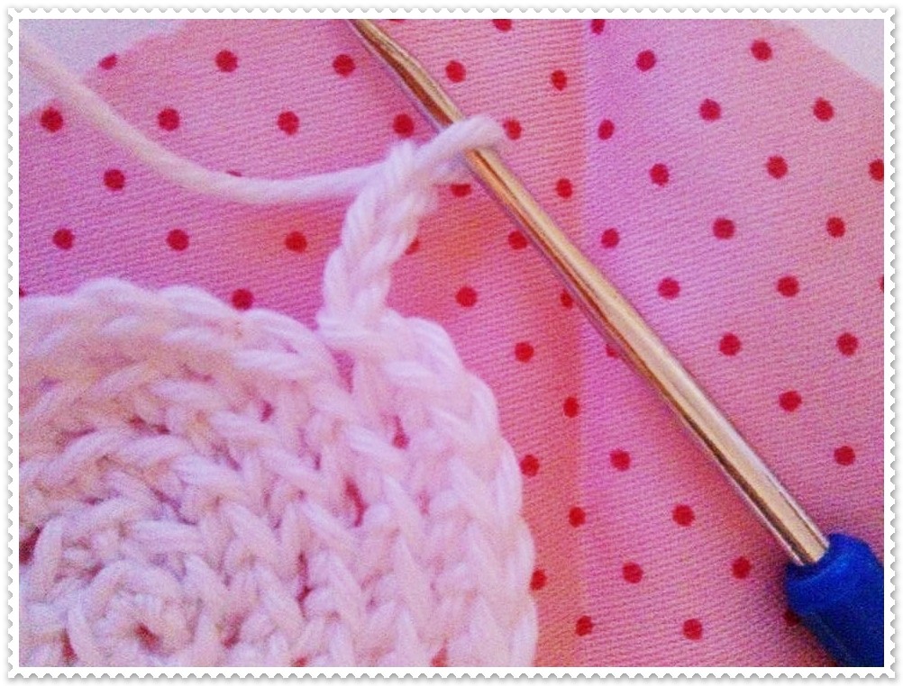 Blog-Inhaltsbild für 'Herzanhänger aus Stoff mit Häkelblüte'