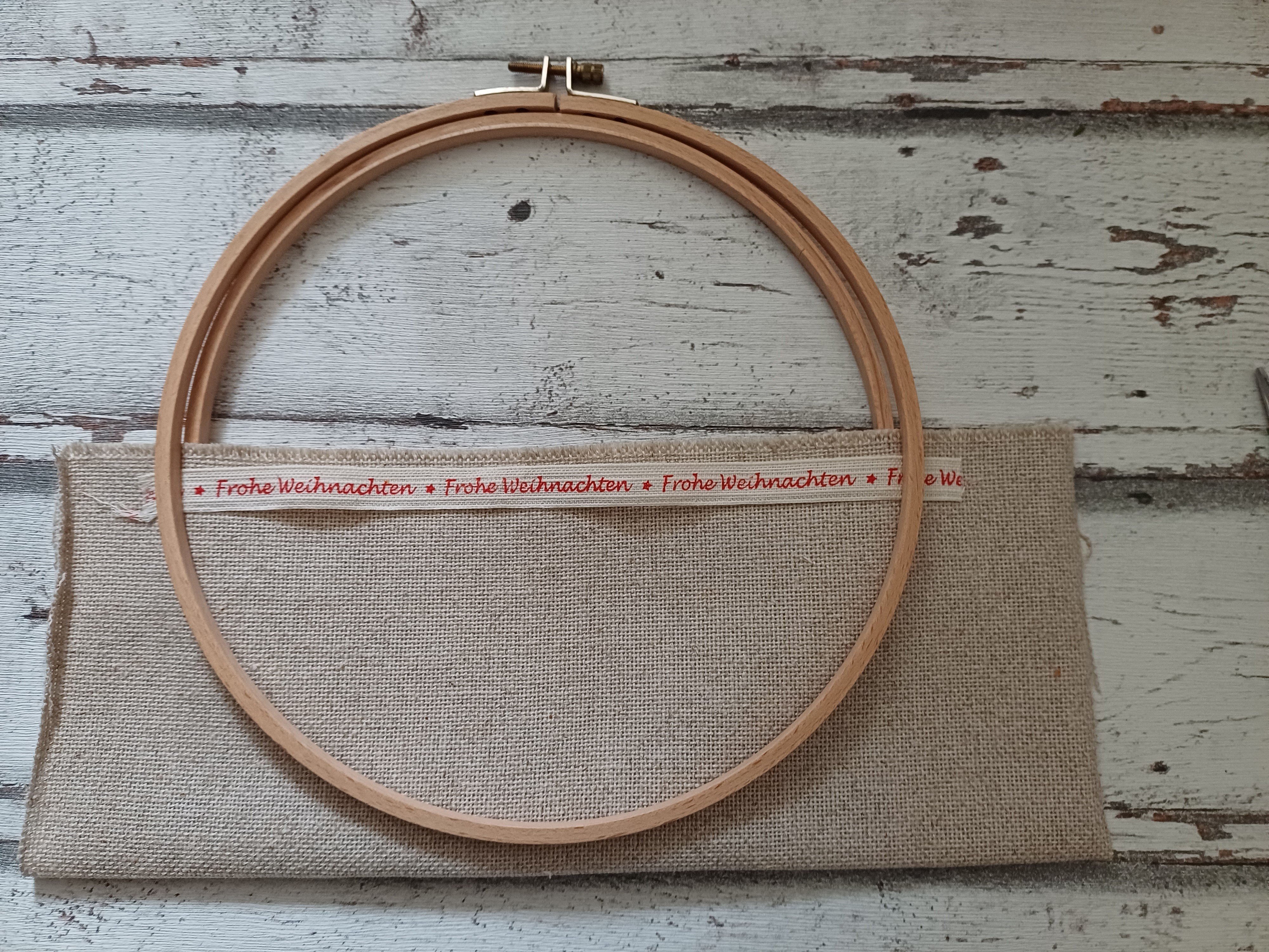 stoff in den stickrahmen spannen