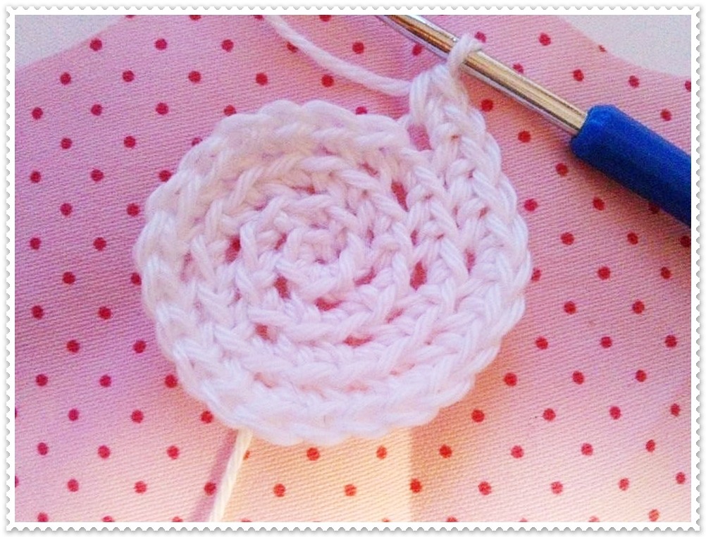 Blog-Inhaltsbild für 'Herzanhänger aus Stoff mit Häkelblüte'