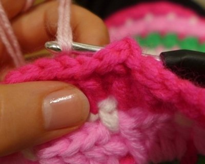 Blog-Inhaltsbild für 'Gratis Häkelanleitung: Buntes Sitzkissen für Kinder'