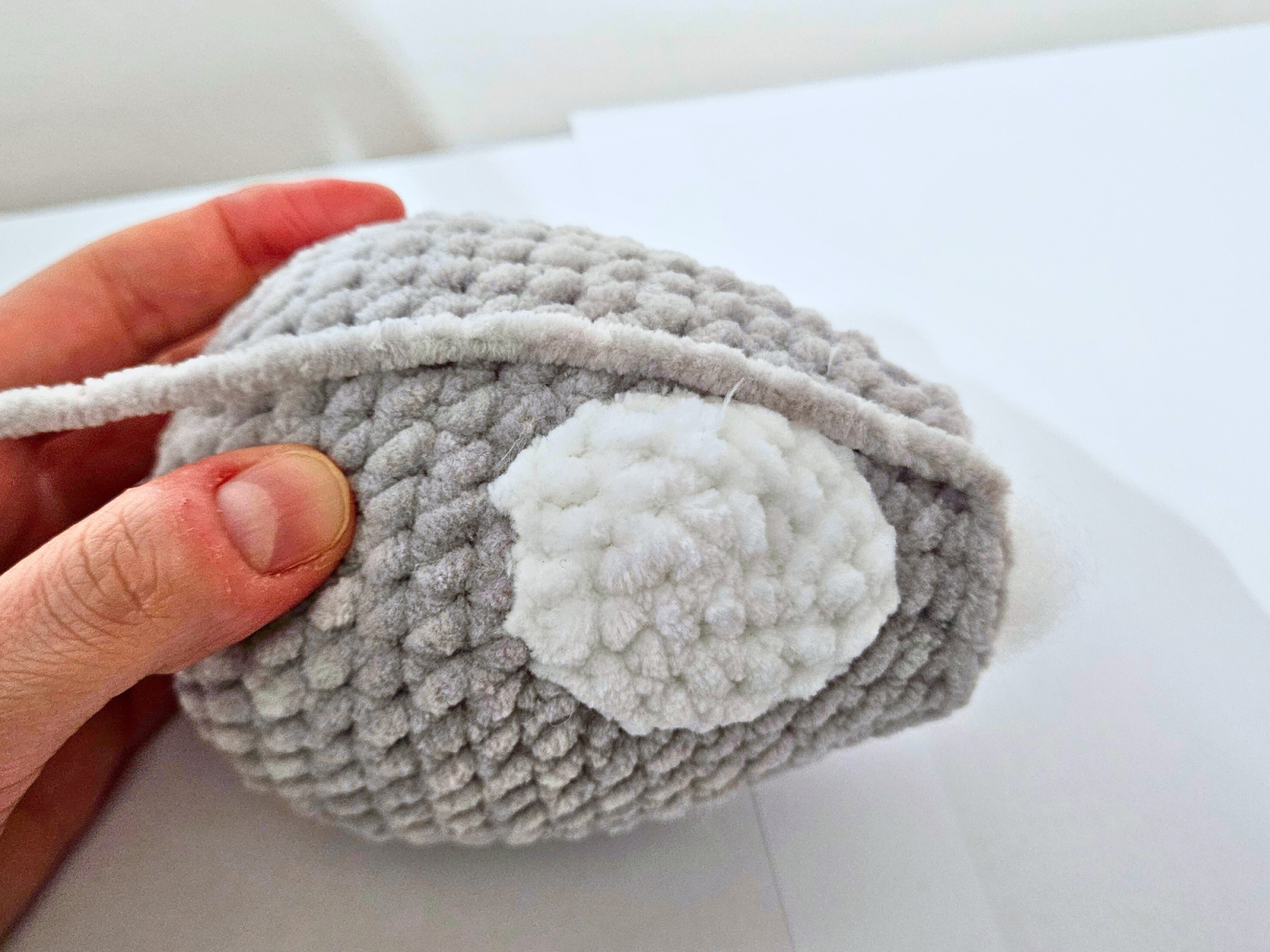 Blog-Inhaltsbild für 'Kostenlose Häkelanleitung kleine Katze aus Chenille-Garn'