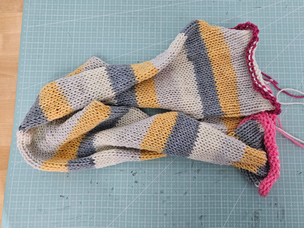 Blog-Inhaltsbild für 'Strickmühlen Praxisguide #2: Erste Projekte (Beanie & Loop)'