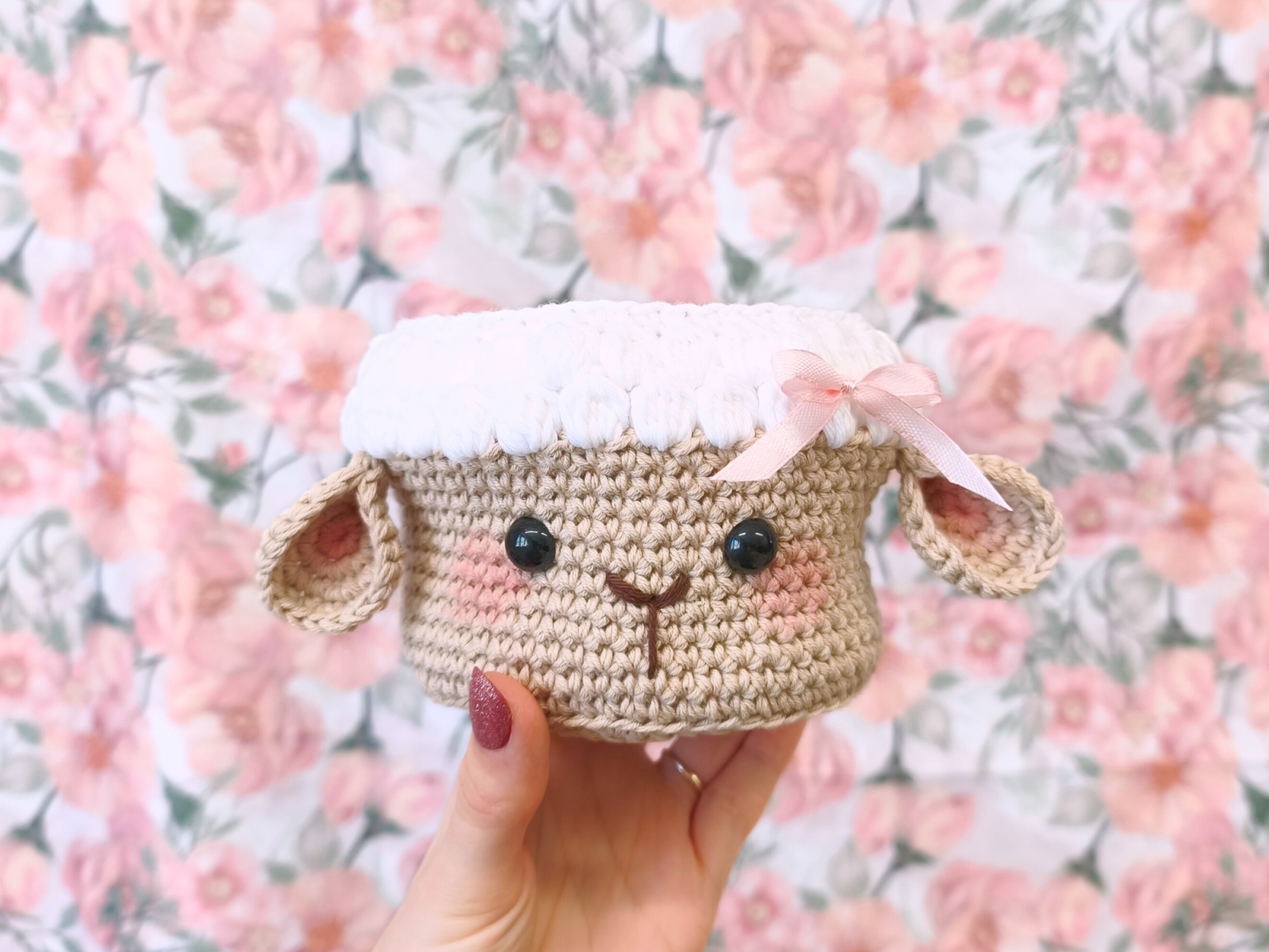 Blog-Inhaltsbild für 'Kostenlose Häkelanleitung - Pflanzenübertopf Schaf „Lise“'