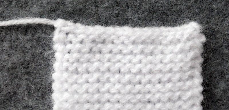 Blog-Inhaltsbild für 'Oversized-Minikleidchen für kleine Puppen - Kostenlose Strickanleitung'