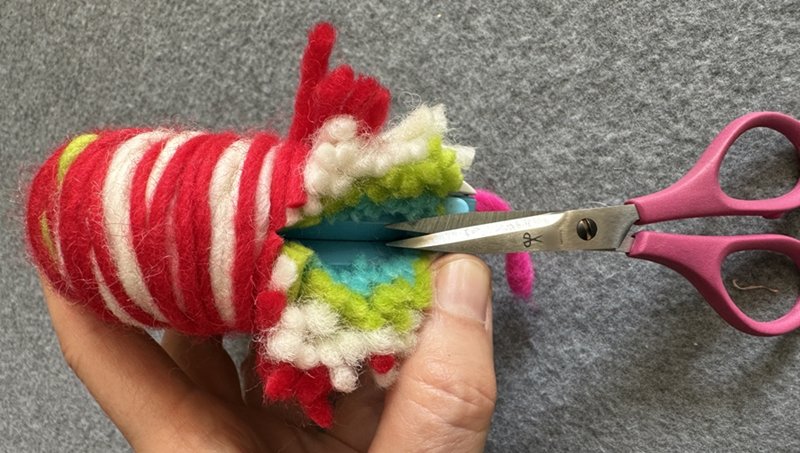 Blog-Inhaltsbild für 'Basteln mit Kindern: Spielbälle aus Filzwollresten fertigen'