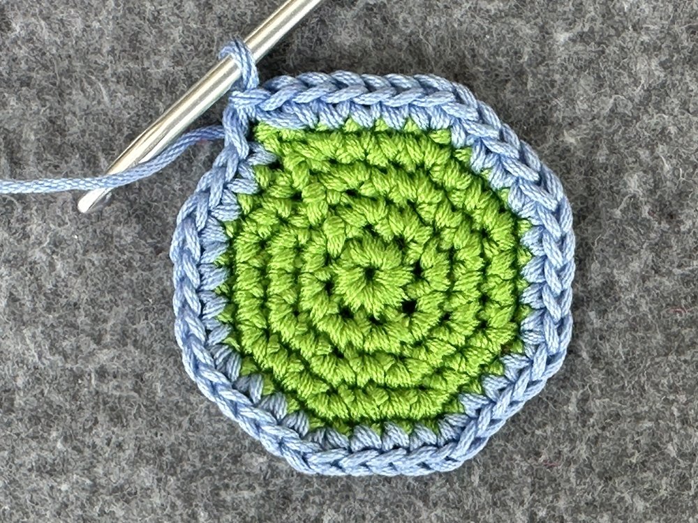 Blog-Inhaltsbild für 'Etwas Praktisches für den Garten: Tischtuchbeschwerer aus Garnresten häkeln'