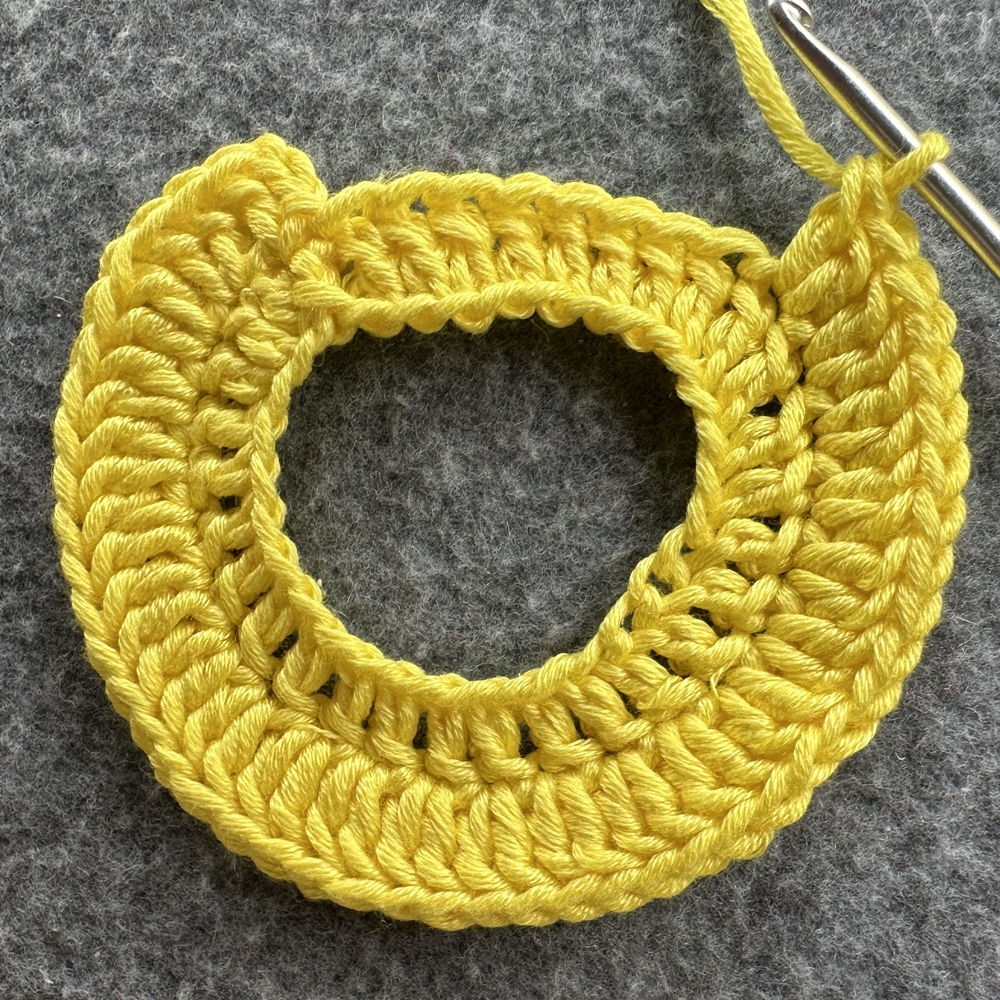 Blog-Inhaltsbild für 'Dekorativer Anhänger aus bunten Garnresten - Kostenlose Häkelanleitung'