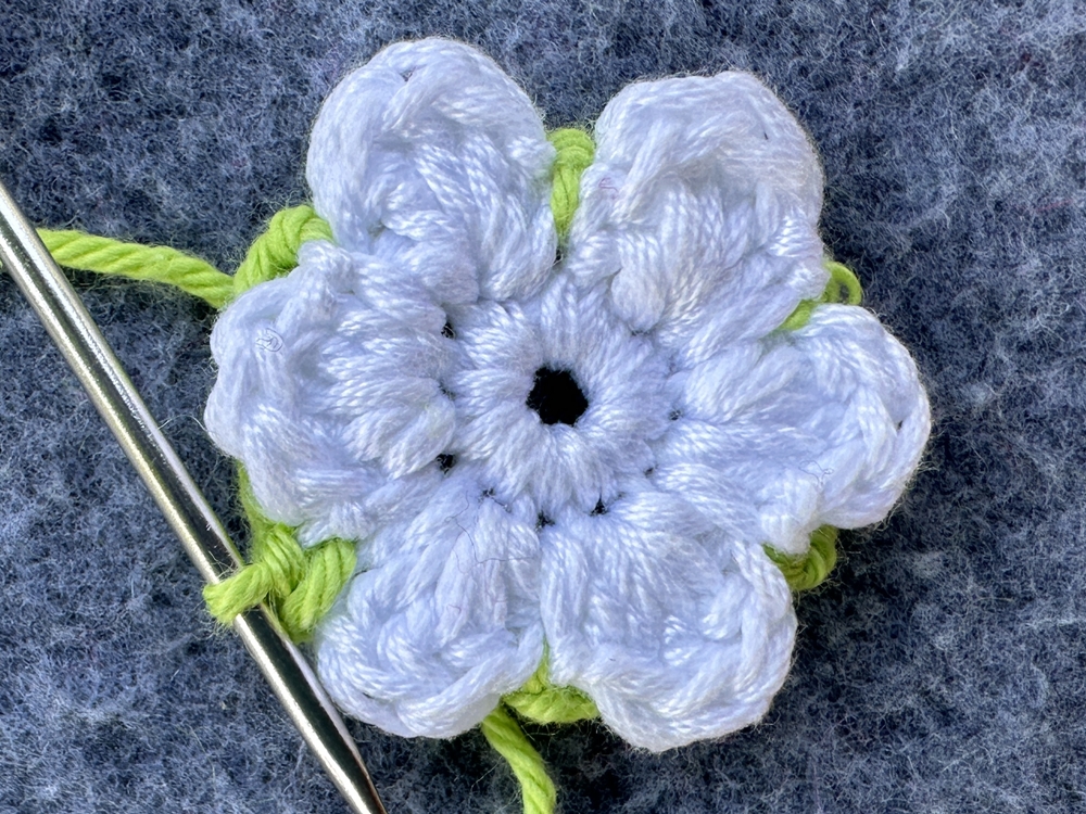 Blog-Inhaltsbild für '3D-Blüte - Schnell aus Garnresten gehäkelt'