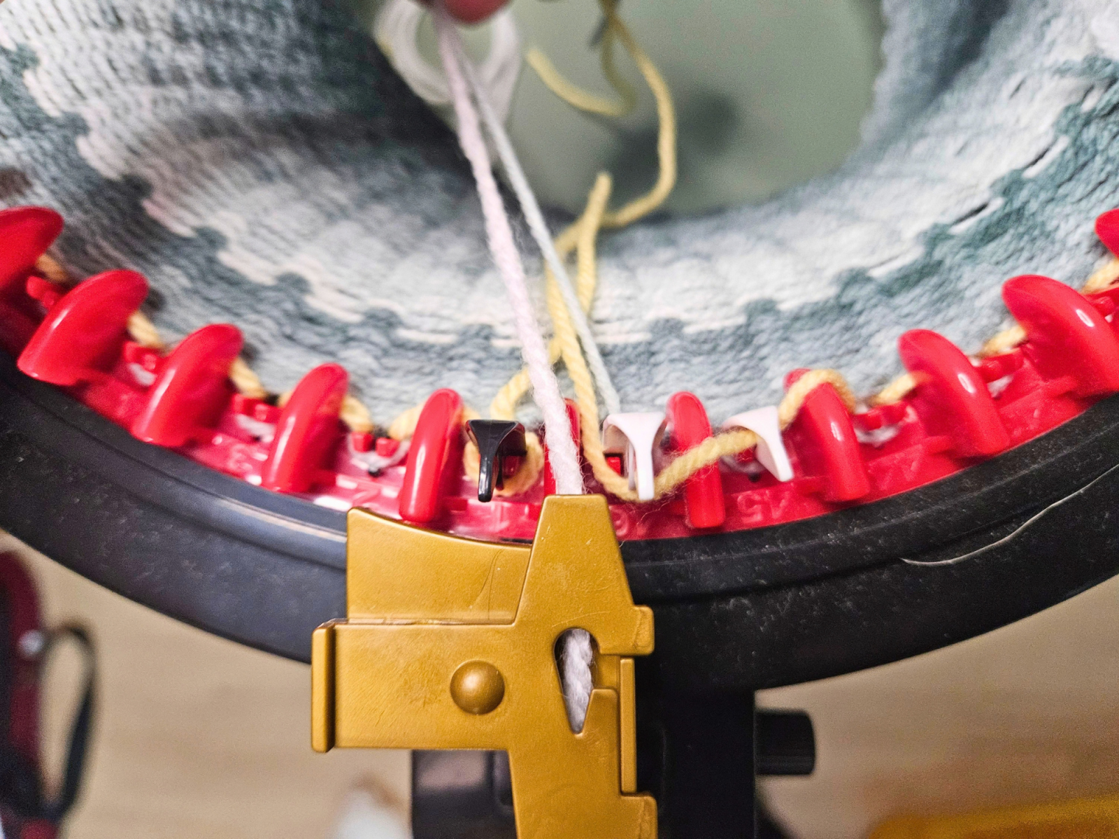 Blog-Inhaltsbild für 'Armstulpen mit Daumenloch auf der Addi Express Kingsize stricken'