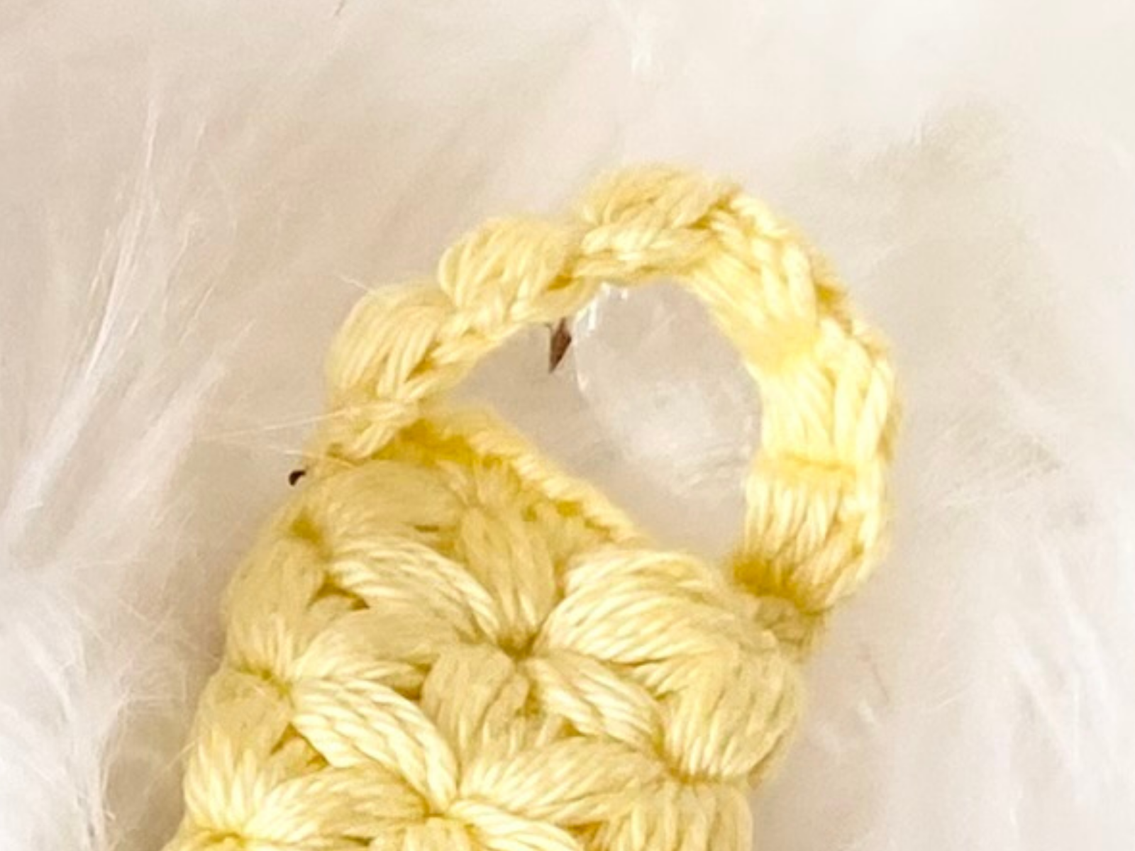 Blog-Inhaltsbild für '18. Herzensdiamant von Wolldiamant: Schlüsselanhänger im Jasminmuster – kleine Häkelstücke mit besonderem Muster'