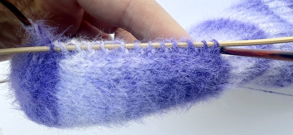 Blog-Inhaltsbild für 'Kuschelweiche Flauschsocken stricken'