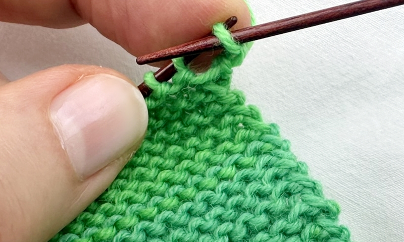 Blog-Inhaltsbild für 'Stricken mit Kindern: Kinderleichte Puppenmode für Strickanfänger'