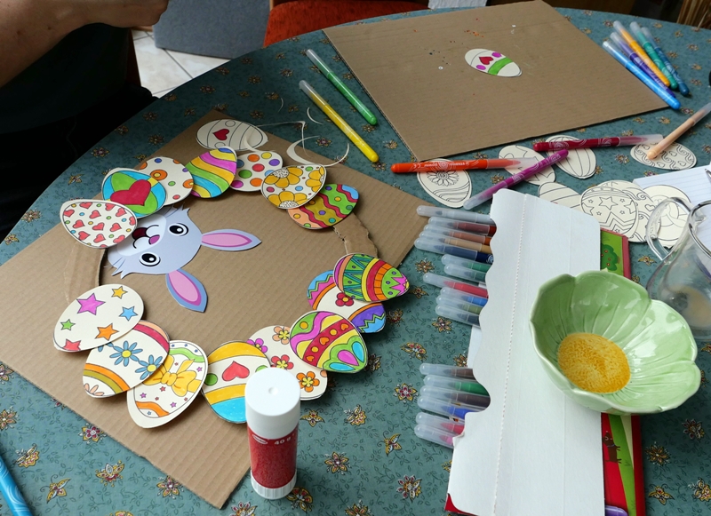 Blog-Inhaltsbild für 'Basteln mit Kindern: Wir basteln Türkränze aus Papier und Pappe'