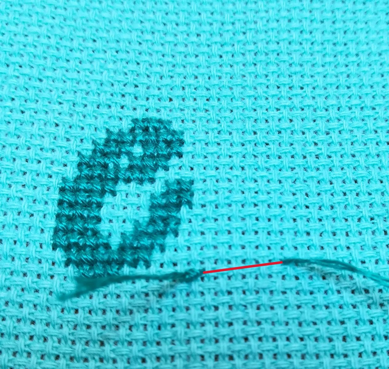 Blog-Inhaltsbild für 'Besticke mit mir ein Lätzchen und lerne dabei den Kreuzstich - Tutorial für Anfänger*innen inkl gratis Stickvorlage "Food Designer" und "Designerin"'