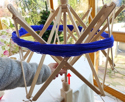 Blog-Inhaltsbild für 'Wolle schnell und komfortabel wickeln - Schirmhaspel und Wollwickler im Einsatz'