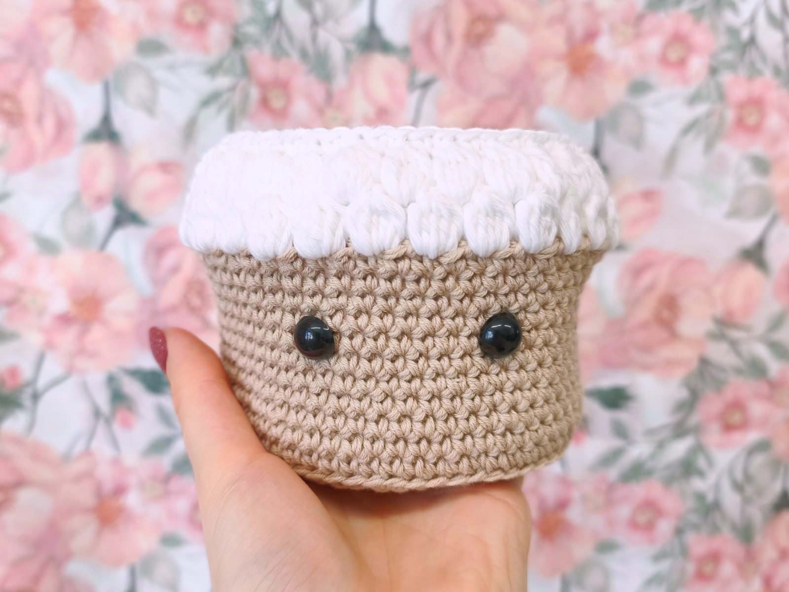 Blog-Inhaltsbild für 'Kostenlose Häkelanleitung - Pflanzenübertopf Schaf „Lise“'