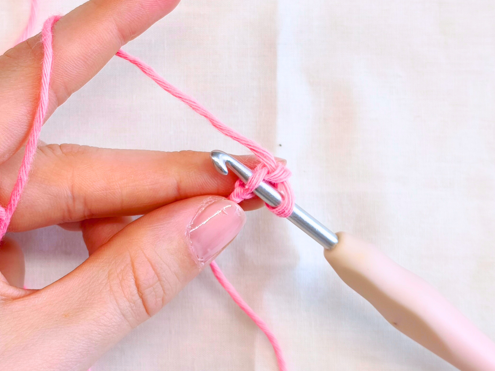 Blog-Inhaltsbild für 'Amigurumis häkeln lernen - Die wichtigsten Maschenarten für Anfänger erklärt'