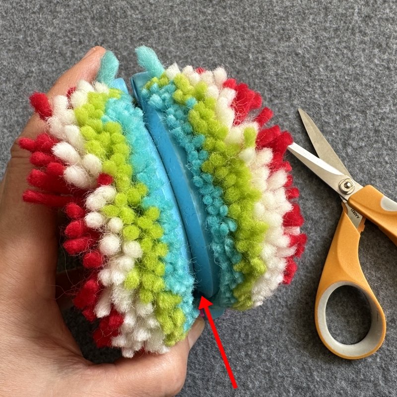 Blog-Inhaltsbild für 'Basteln mit Kindern: Spielbälle aus Filzwollresten fertigen'