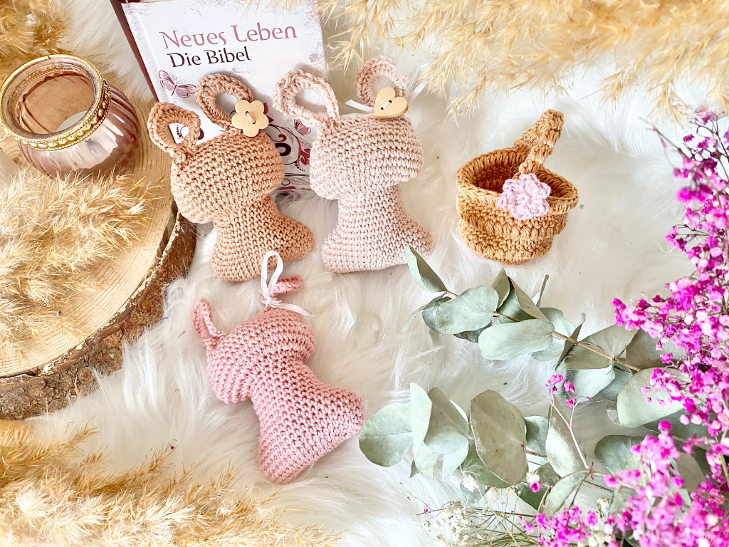 Blog-Inhaltsbild für '11. Herzensdiamant von Wolldiamant: Der Minihase mit seinem Körbchen– Kleine Schritte, große Abenteuer'