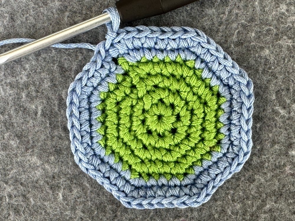 Blog-Inhaltsbild für 'Etwas Praktisches für den Garten: Tischtuchbeschwerer aus Garnresten häkeln'