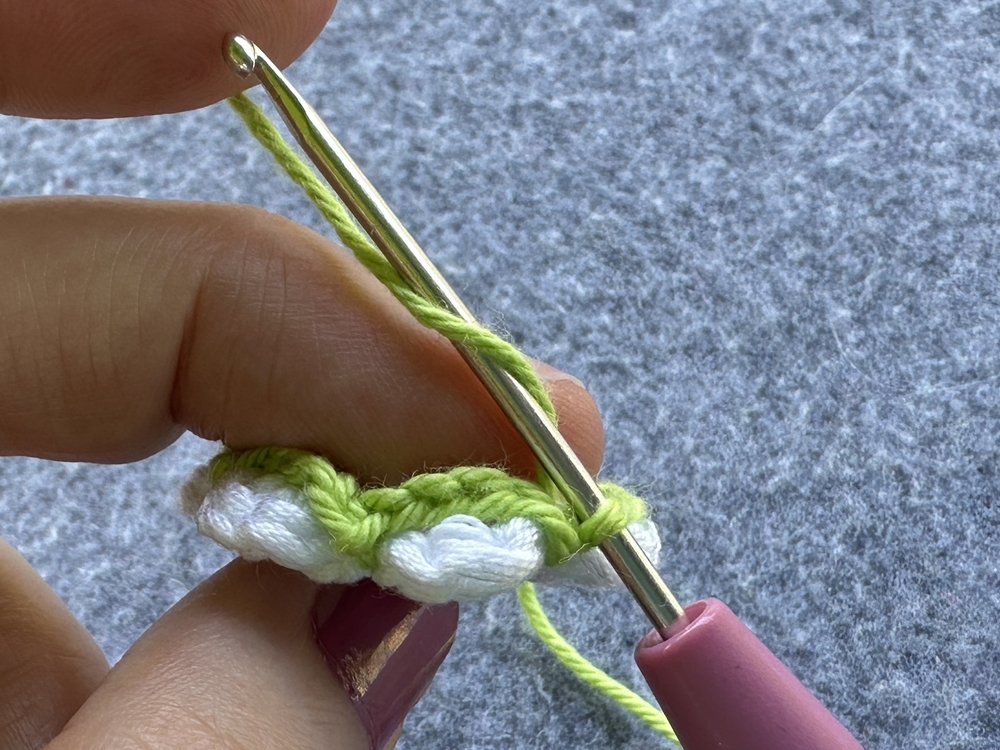 Blog-Inhaltsbild für '3D-Blüte - Schnell aus Garnresten gehäkelt'