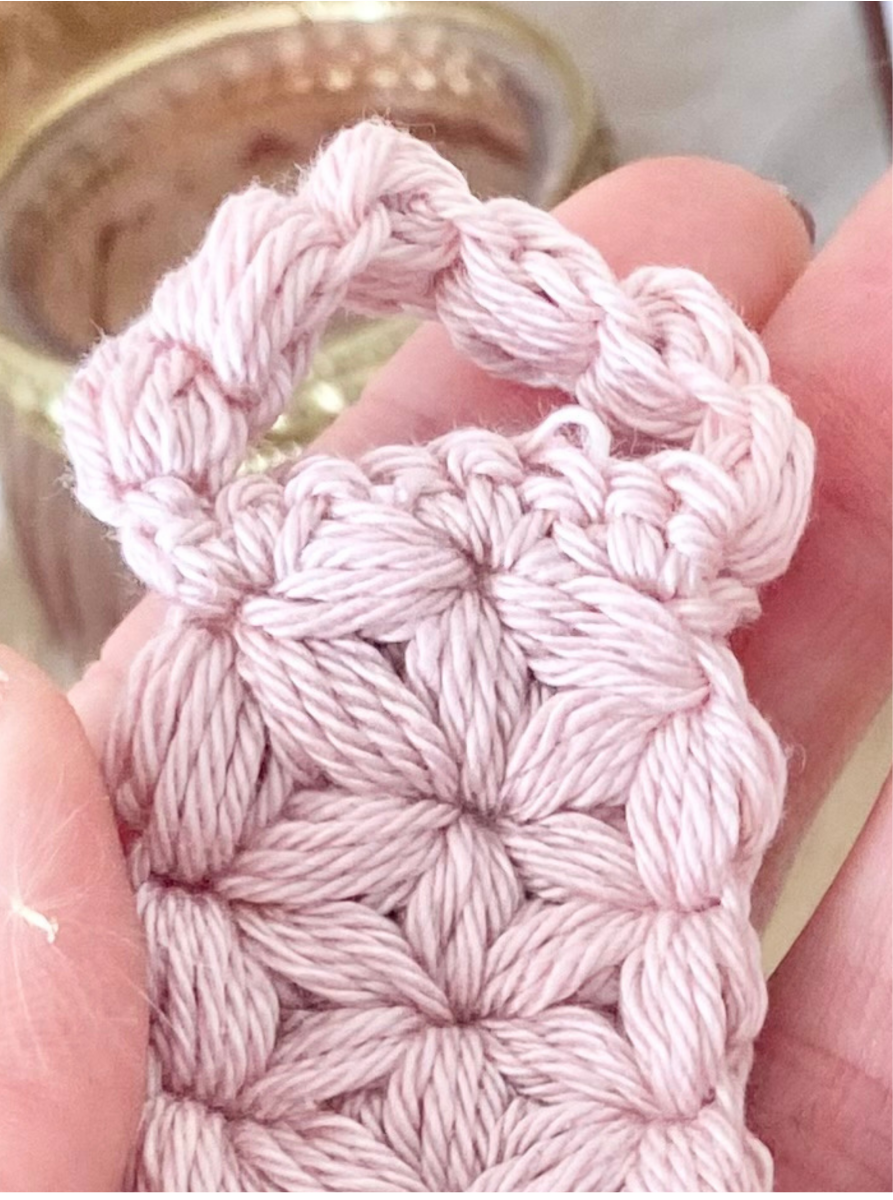 Blog-Inhaltsbild für '18. Herzensdiamant von Wolldiamant: Schlüsselanhänger im Jasminmuster – kleine Häkelstücke mit besonderem Muster'