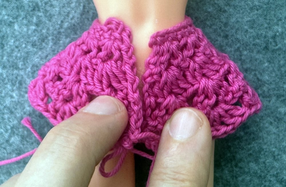 Blog-Inhaltsbild für 'Überrock oder Cape für kleine Puppen häkeln  – kostenlose Häkelanleitung'