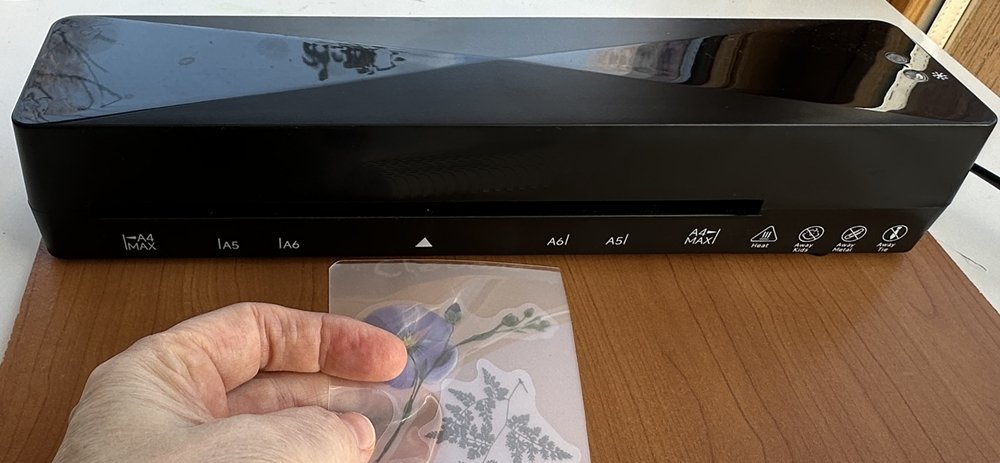 Blog-Inhaltsbild für 'DIY: Laminierte Lesezeichen mit Kindern basteln'