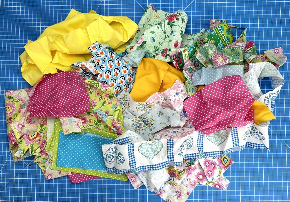 Blog-Inhaltsbild für 'Näh-Workshop Teil 1: Reste-Projekte und Patchwork-Bettdecke fürs Puppenbett'