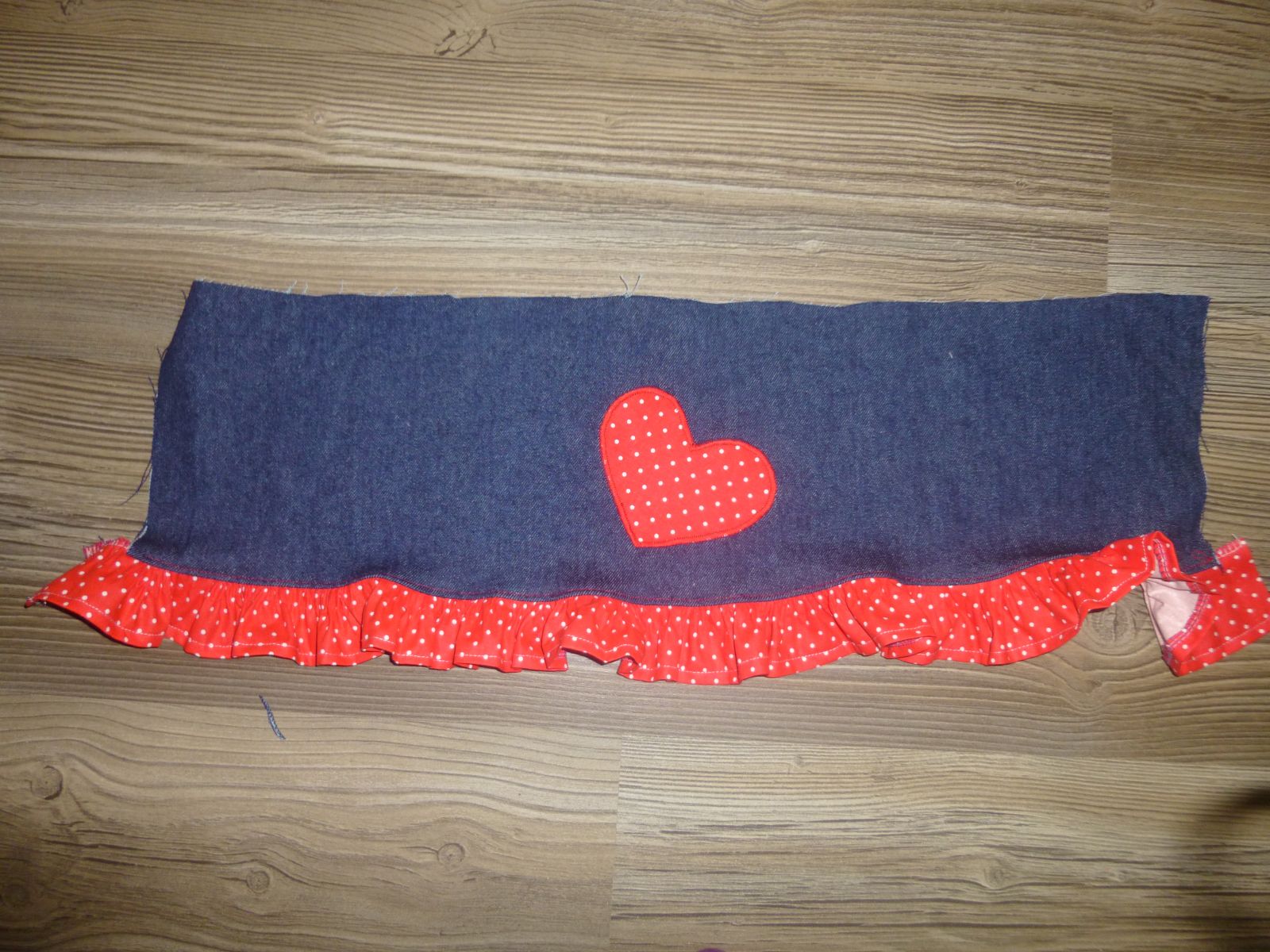 Blog-Inhaltsbild für 'Näh-Anleitung: LaneyART Rüschchen-Jeans-Rock'