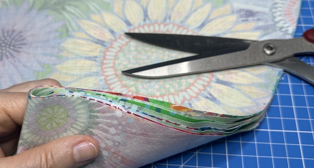 Blog-Inhaltsbild für 'Sommer-DIY: Perfekt sitzende Tischdecken mit Gummizug selbst nähen'