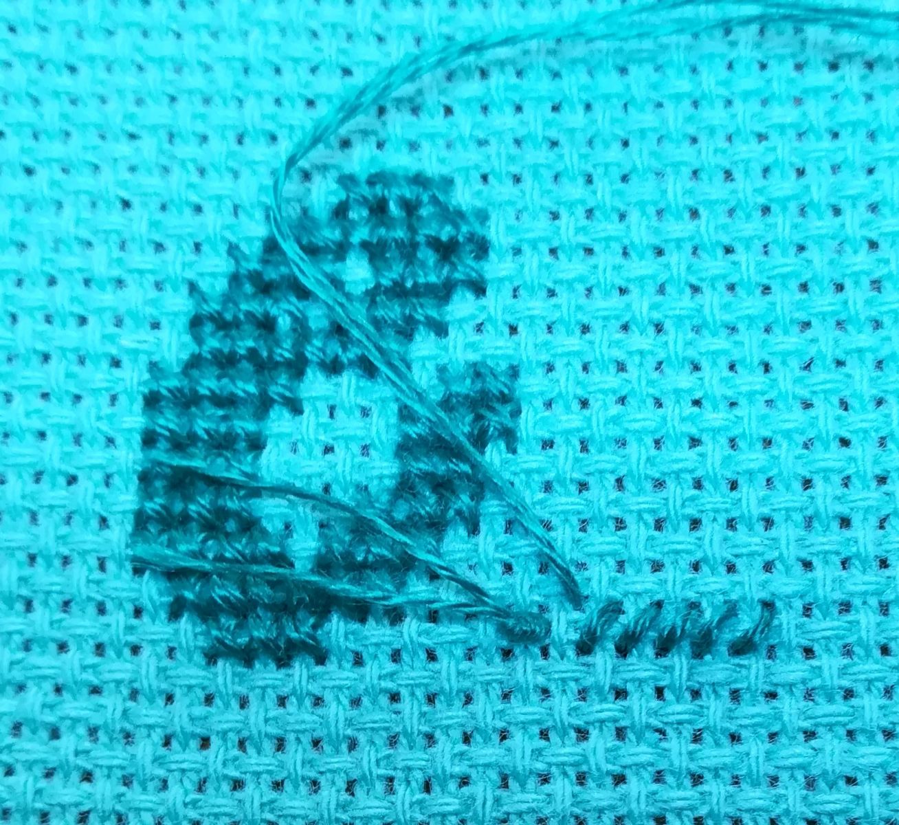 Blog-Inhaltsbild für 'Besticke mit mir ein Lätzchen und lerne dabei den Kreuzstich - Tutorial für Anfänger*innen inkl gratis Stickvorlage "Food Designer" und  "Designerin"'