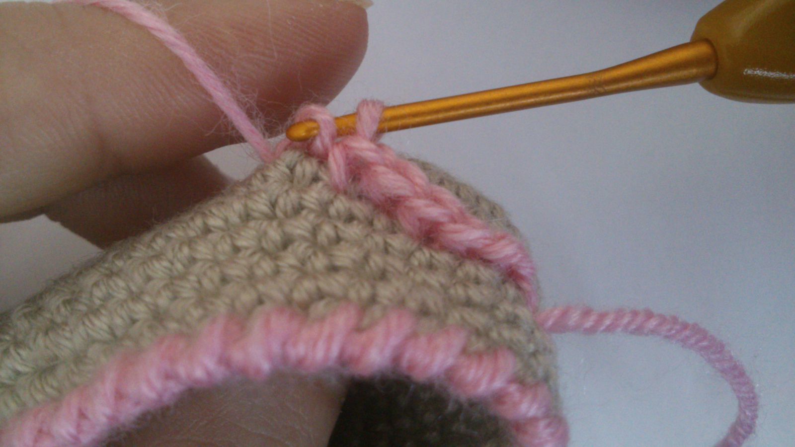 Blog-Inhaltsbild für 'Häkelanleitung Babyschuhe „Schlafende Katzen“'