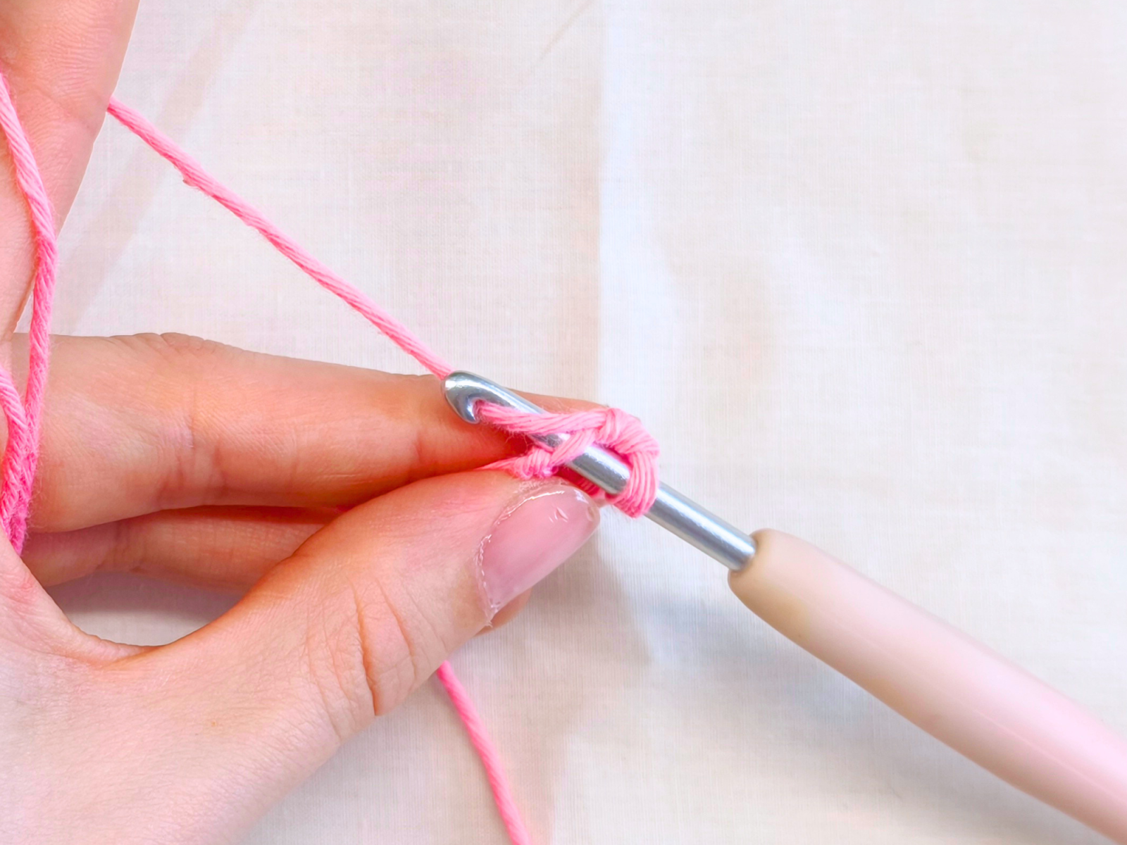 Blog-Inhaltsbild für 'Amigurumis häkeln lernen - Die wichtigsten Maschenarten für Anfänger erklärt'