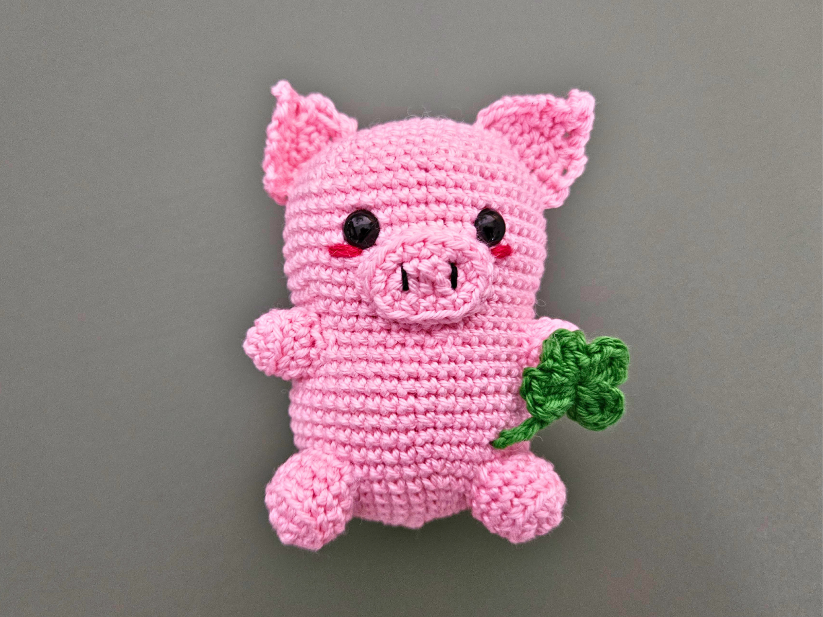 Blog-Inhaltsbild für 'Glücksschwein häkeln – süßes Amigurumi-Schwein mit Kleeblatt'
